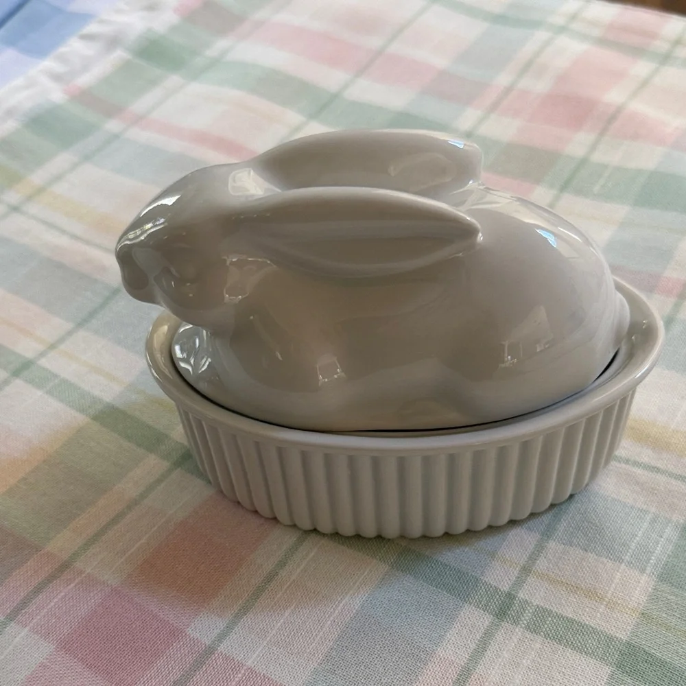NEW Crate&Barrel White Ceramic Bunny Dish 7” X 3”; Too Cute!🌷